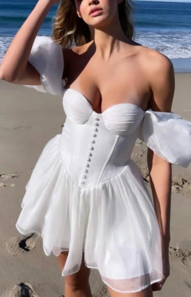 Vestido de fiesta de tul con hombros descubiertos, sin tirantes y mangas abullonadas y corsé